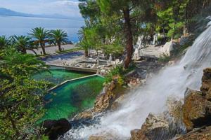 Лутраки – курорт Греции с термальными источниками